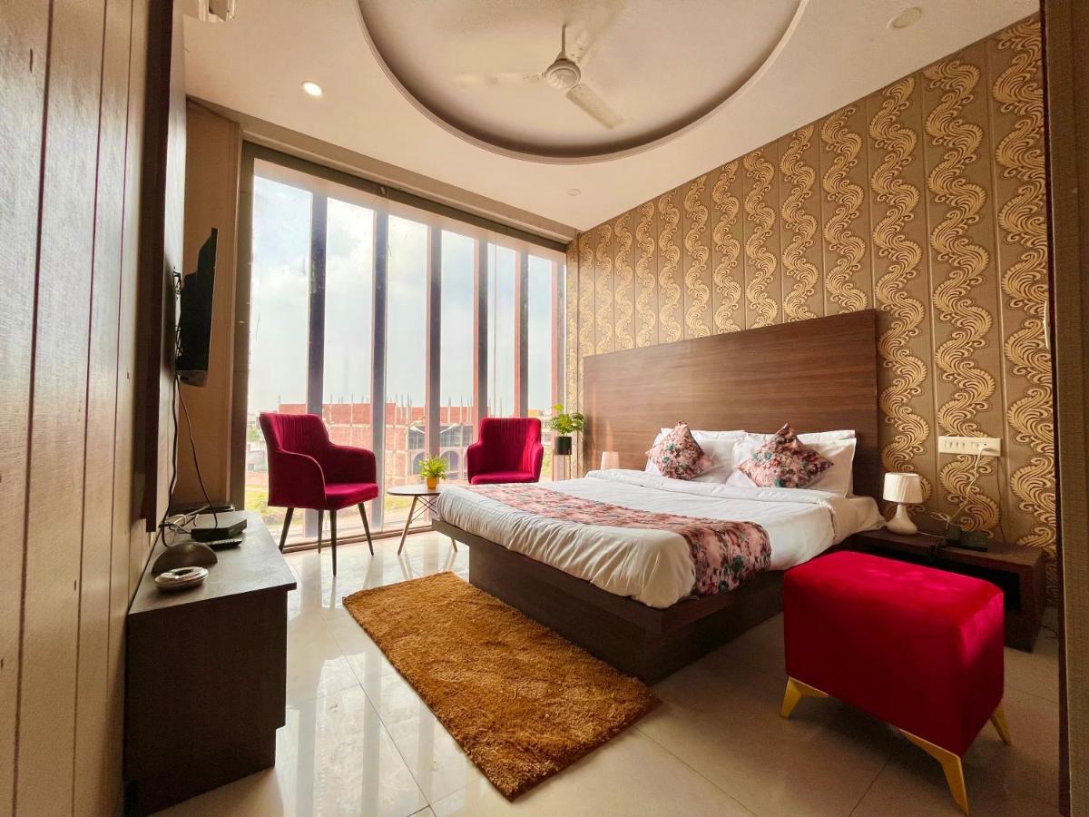 Hotel Pearl Grand, Zirakpur - Top Rated & Most Awarded Property In Tricity Чандігарх Екстер'єр фото