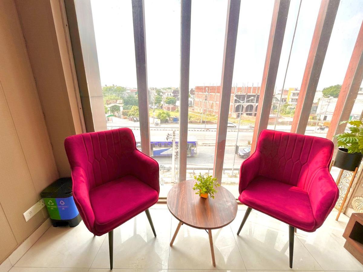 Hotel Pearl Grand, Zirakpur - Top Rated & Most Awarded Property In Tricity Чандігарх Екстер'єр фото