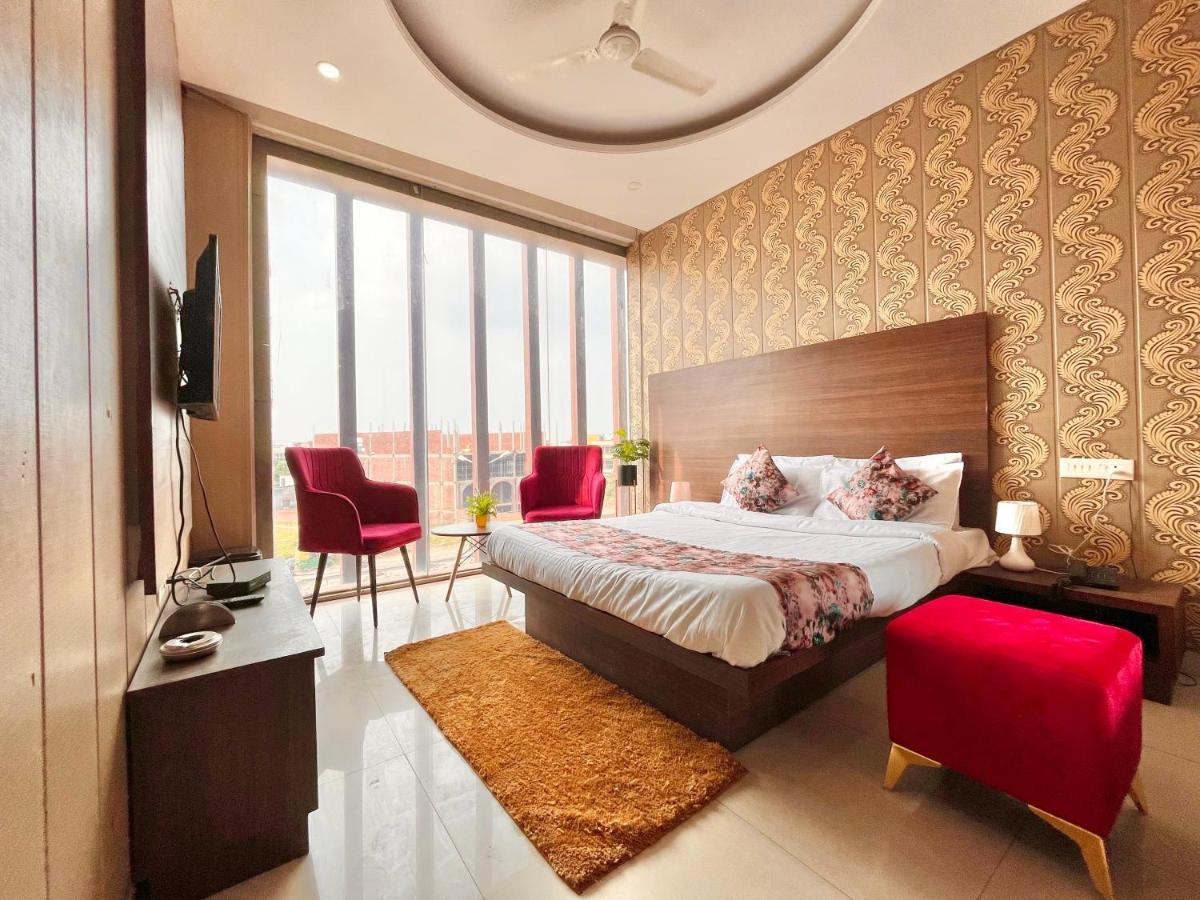 Hotel Pearl Grand, Zirakpur - Top Rated & Most Awarded Property In Tricity Чандігарх Екстер'єр фото